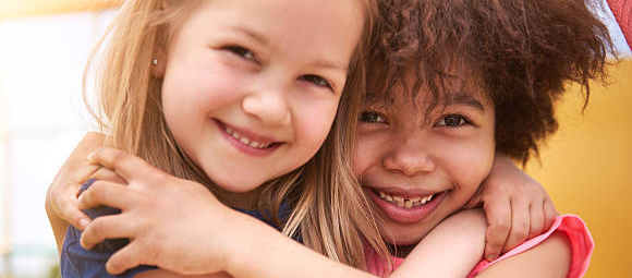 photo two girls hugging