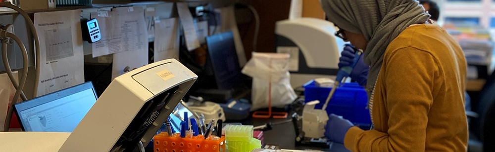 Bazla Ali, a lab member, setting up a bioanalyzer chip at the bench